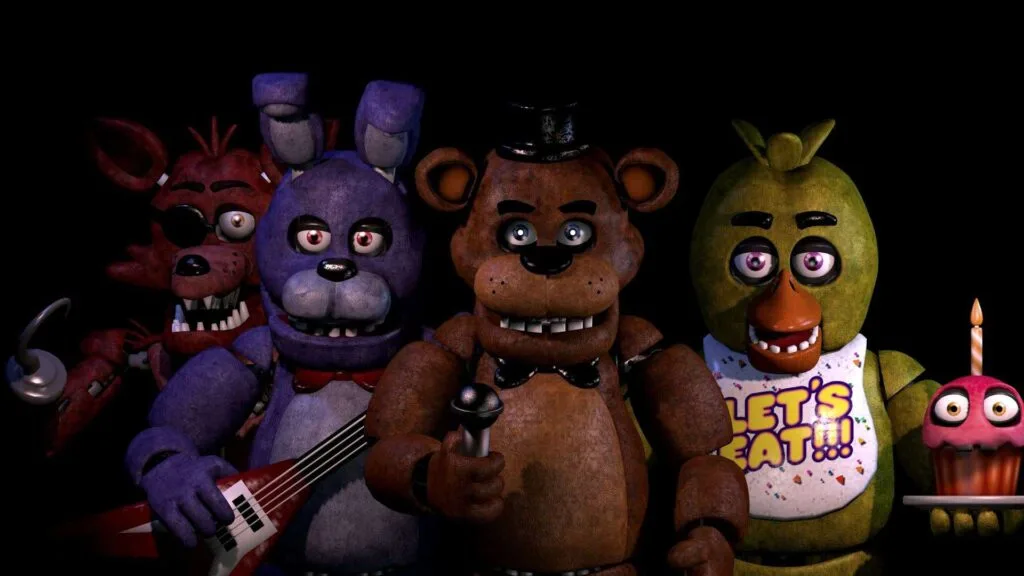 Os quatro animatrônicos principais de Five Nights at Freddy’s – Freddy Fazbear, Bonnie, Chica e Foxy – reunidos em um cenário escuro, segurando seus respectivos acessórios.