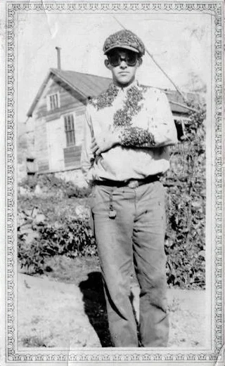 Fotografia antiga e bizarra de um personagem coberto por abelhas, representando Hugh do livro O Lar da Srta. Peregrine para Crianças Peculiares.