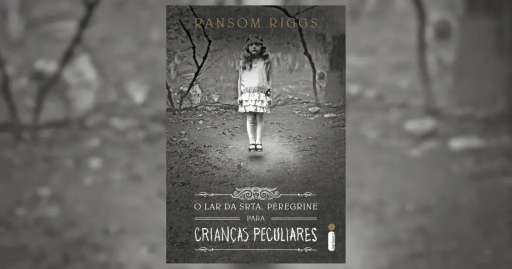 Capa do livro O Lar da Srta. Peregrine para Crianças Peculiares, de Ransom Riggs, com menina flutuando em floresta sombria.