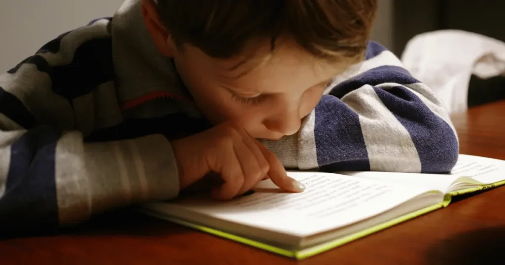 Criança lendo livro paradidático, estimulando o hábito de leitura desde a infância