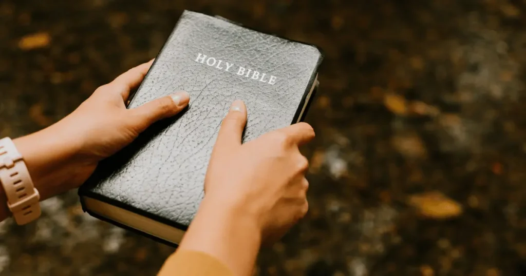 Pessoa segurando uma Biblía Sagrada