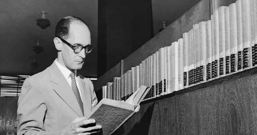 Poeta brasileiro lendo um livro em uma biblioteca, imagem que remete à literatura clássica e aos melhores livros de poemas.